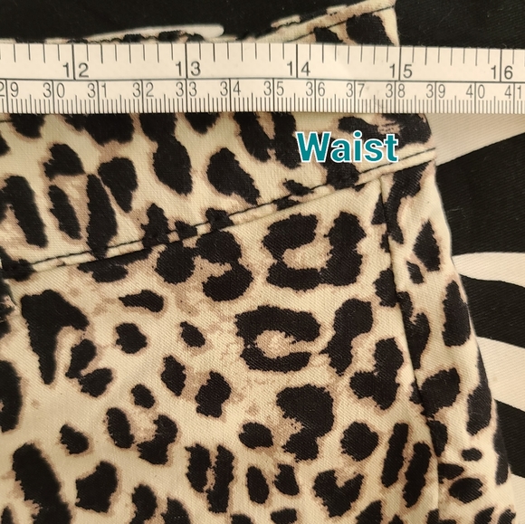 🦇2/$15- Leopard Crop Pants - Picture 7 of 13